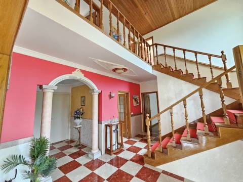 Moradia com 3+1 quartos e amplo terreno perto de Faro