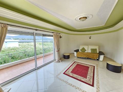 Moradia com 3+1 quartos e amplo terreno perto de Faro