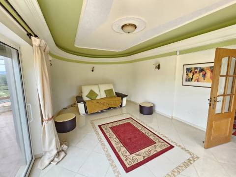 Moradia com 3+1 quartos e amplo terreno perto de Faro