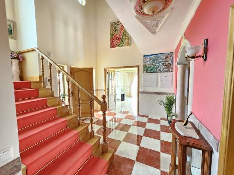 Moradia com 3+1 quartos e amplo terreno perto de Faro