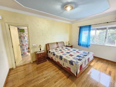 Moradia com 3+1 quartos e amplo terreno perto de Faro