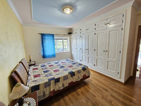 Moradia com 3+1 quartos e amplo terreno perto de Faro