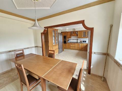 Moradia com 3+1 quartos e amplo terreno perto de Faro