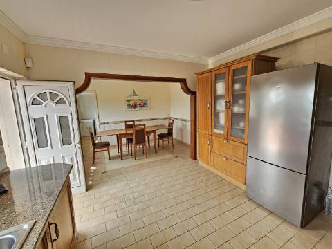 Moradia com 3+1 quartos e amplo terreno perto de Faro