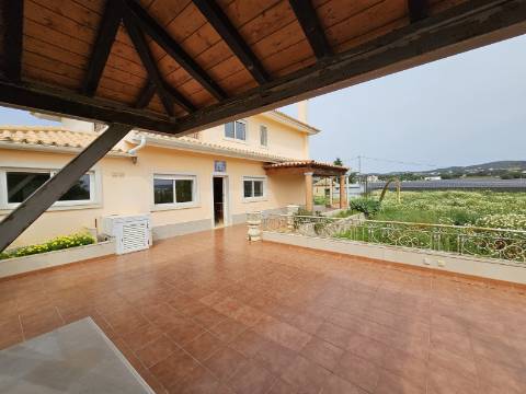 Moradia com 3+1 quartos e amplo terreno perto de Faro