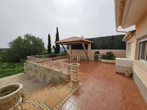 Moradia com 3+1 quartos e amplo terreno perto de Faro