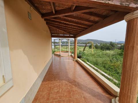 Moradia com 3+1 quartos e amplo terreno perto de Faro