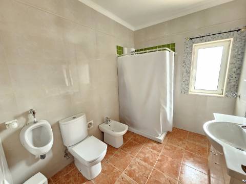 Moradia com 3+1 quartos e amplo terreno perto de Faro