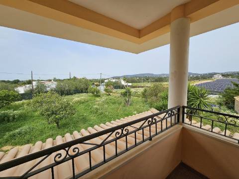 Moradia com 3+1 quartos e amplo terreno perto de Faro