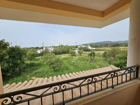 Moradia com 3+1 quartos e amplo terreno perto de Faro