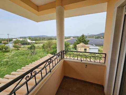 Moradia com 3+1 quartos e amplo terreno perto de Faro