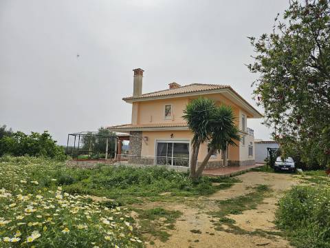 Moradia com 3+1 quartos e amplo terreno perto de Faro