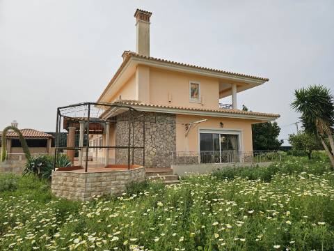 Moradia com 3+1 quartos e amplo terreno perto de Faro