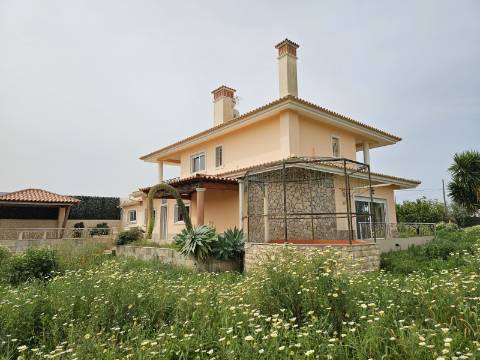 Moradia com 3+1 quartos e amplo terreno perto de Faro