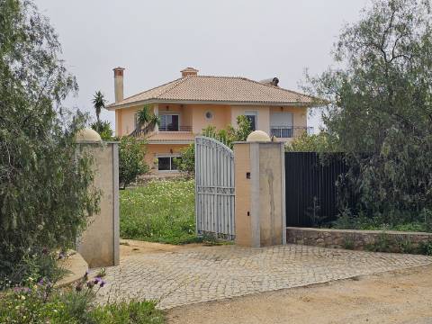 Moradia com 3+1 quartos e amplo terreno perto de Faro
