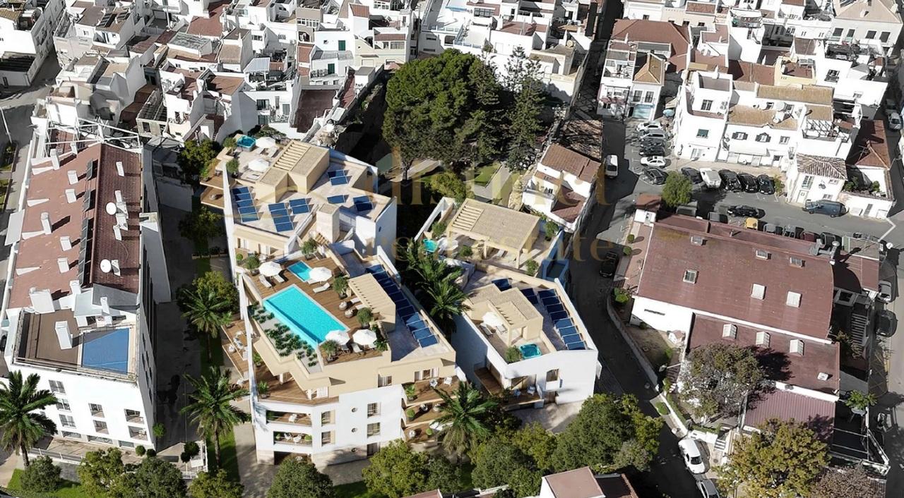 Luxuoso Apartamento T2 em Condomínio Privado no Centro de Alvor