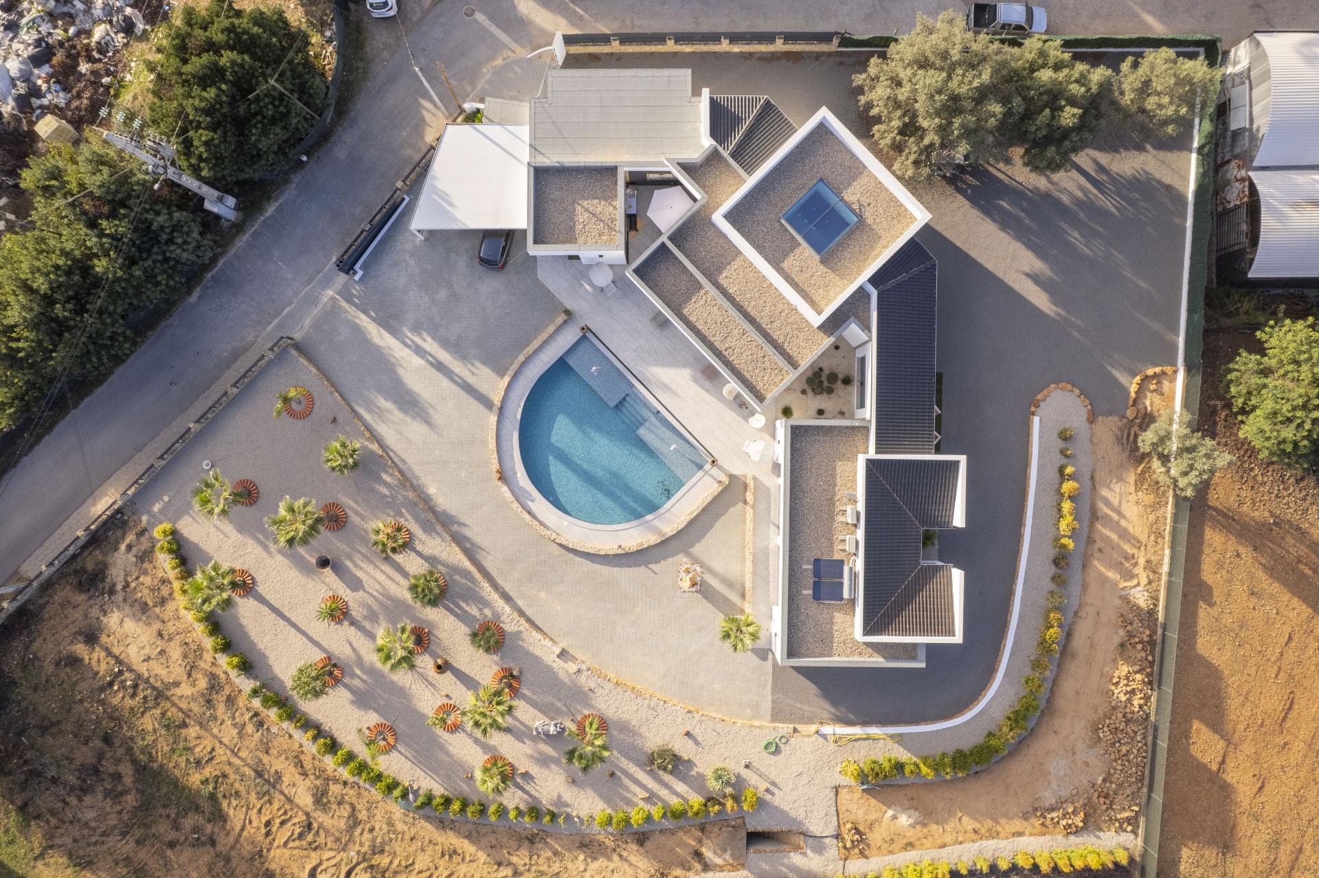 EXCLUSIVIDADE 
Magnifica propriedade contemporânea de 4 quarto com anexo.