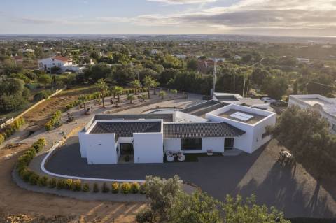 EXCLUSIVIDADE 
Magnifica propriedade contemporânea de 4 quarto com anexo.