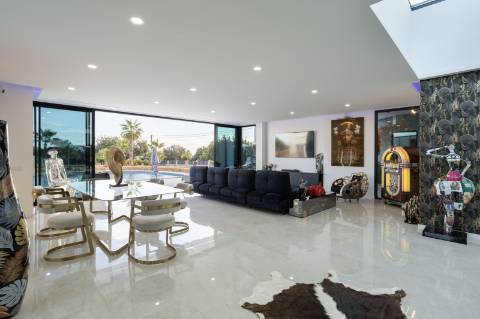 EXCLUSIVIDADE 
Magnifica propriedade contemporânea de 4 quarto com anexo.