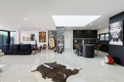 EXCLUSIVIDADE 
Magnifica propriedade contemporânea de 4 quarto com anexo.