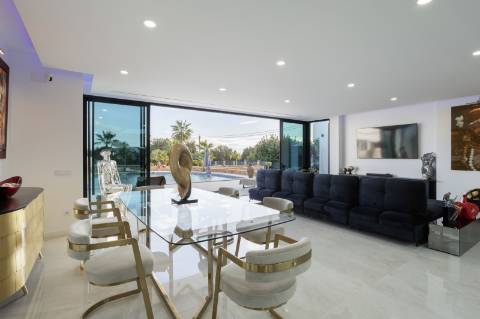 EXCLUSIVIDADE 
Magnifica propriedade contemporânea de 4 quarto com anexo.