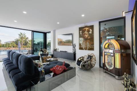 EXCLUSIVIDADE 
Magnifica propriedade contemporânea de 4 quarto com anexo.