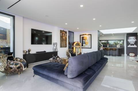 EXCLUSIVIDADE 
Magnifica propriedade contemporânea de 4 quarto com anexo.