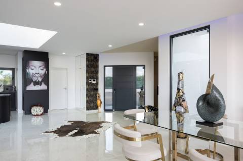 EXCLUSIVIDADE 
Magnifica propriedade contemporânea de 4 quarto com anexo.