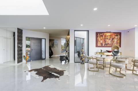 EXCLUSIVIDADE 
Magnifica propriedade contemporânea de 4 quarto com anexo.