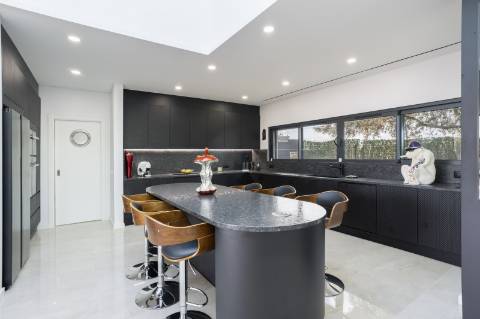 EXCLUSIVIDADE 
Magnifica propriedade contemporânea de 4 quarto com anexo.