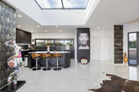EXCLUSIVIDADE 
Magnifica propriedade contemporânea de 4 quarto com anexo.