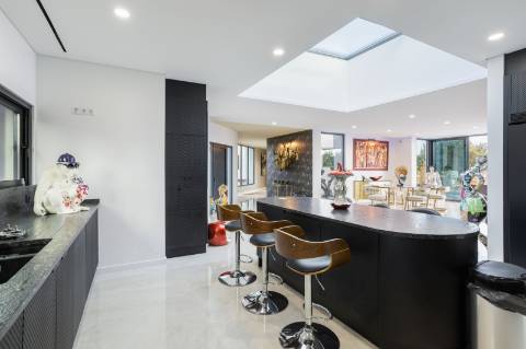 EXCLUSIVIDADE 
Magnifica propriedade contemporânea de 4 quarto com anexo.