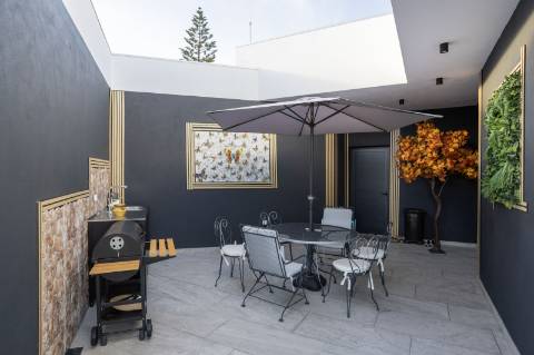 EXCLUSIVIDADE 
Magnifica propriedade contemporânea de 4 quarto com anexo.