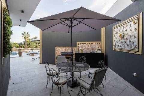 EXCLUSIVIDADE 
Magnifica propriedade contemporânea de 4 quarto com anexo.