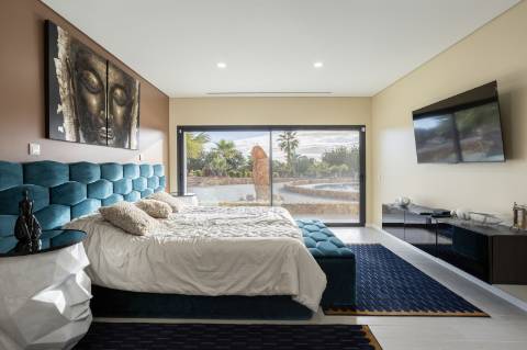 EXCLUSIVIDADE 
Magnifica propriedade contemporânea de 4 quarto com anexo.