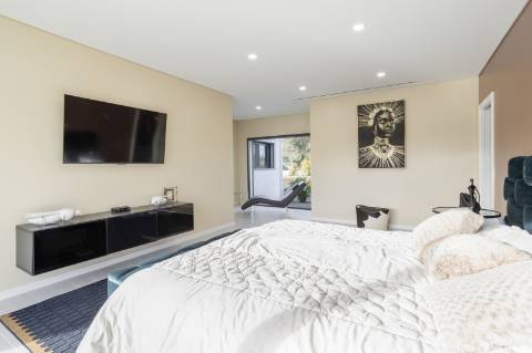 EXCLUSIVIDADE 
Magnifica propriedade contemporânea de 4 quarto com anexo.