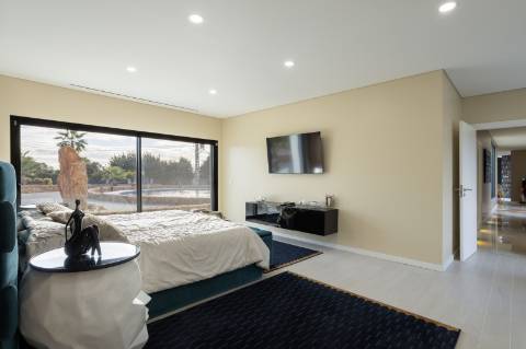 EXCLUSIVIDADE 
Magnifica propriedade contemporânea de 4 quarto com anexo.