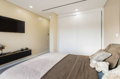 EXCLUSIVIDADE 
Magnifica propriedade contemporânea de 4 quarto com anexo.