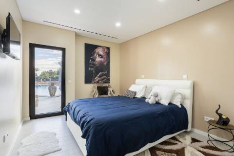 EXCLUSIVIDADE 
Magnifica propriedade contemporânea de 4 quarto com anexo.