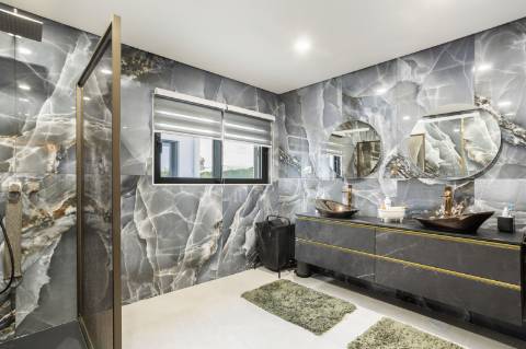 EXCLUSIVIDADE 
Magnifica propriedade contemporânea de 4 quarto com anexo.