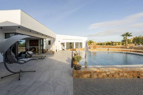 EXCLUSIVIDADE 
Magnifica propriedade contemporânea de 4 quarto com anexo.