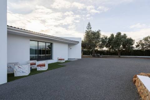 EXCLUSIVIDADE 
Magnifica propriedade contemporânea de 4 quarto com anexo.