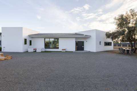 EXCLUSIVIDADE 
Magnifica propriedade contemporânea de 4 quarto com anexo.