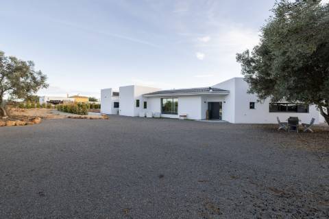 EXCLUSIVIDADE 
Magnifica propriedade contemporânea de 4 quarto com anexo.