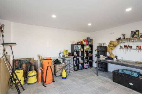 EXCLUSIVIDADE 
Magnifica propriedade contemporânea de 4 quarto com anexo.