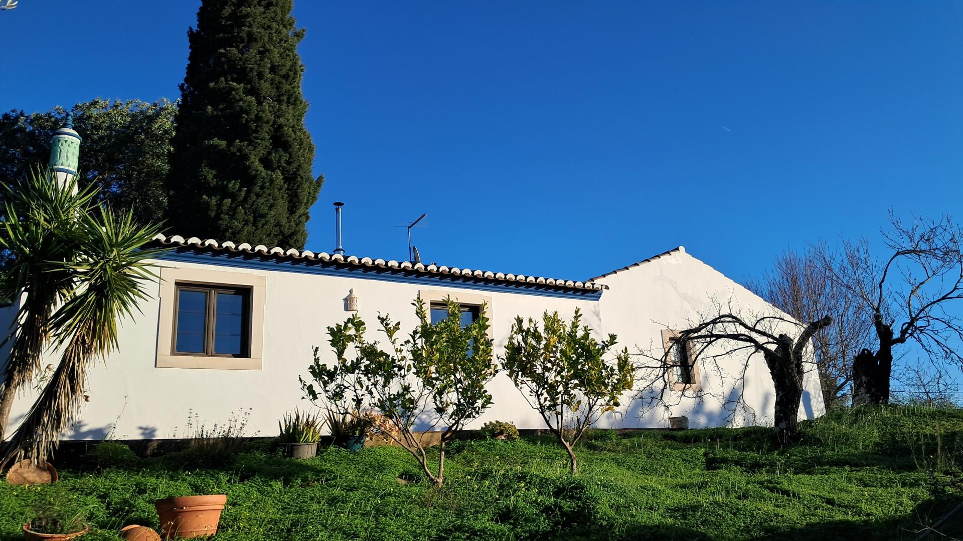 Moradia Renovada no Campo com Vistas Desafogadas - Terreno Urbano com Potencial de Expansão
