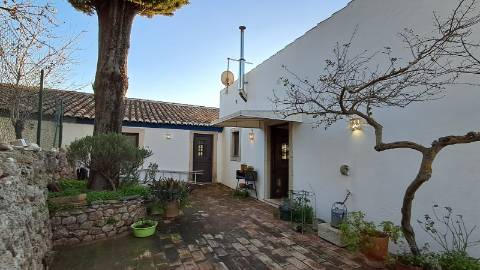 Moradia Renovada no Campo com Vistas Desafogadas - Terreno Urbano com Potencial de Expansão
