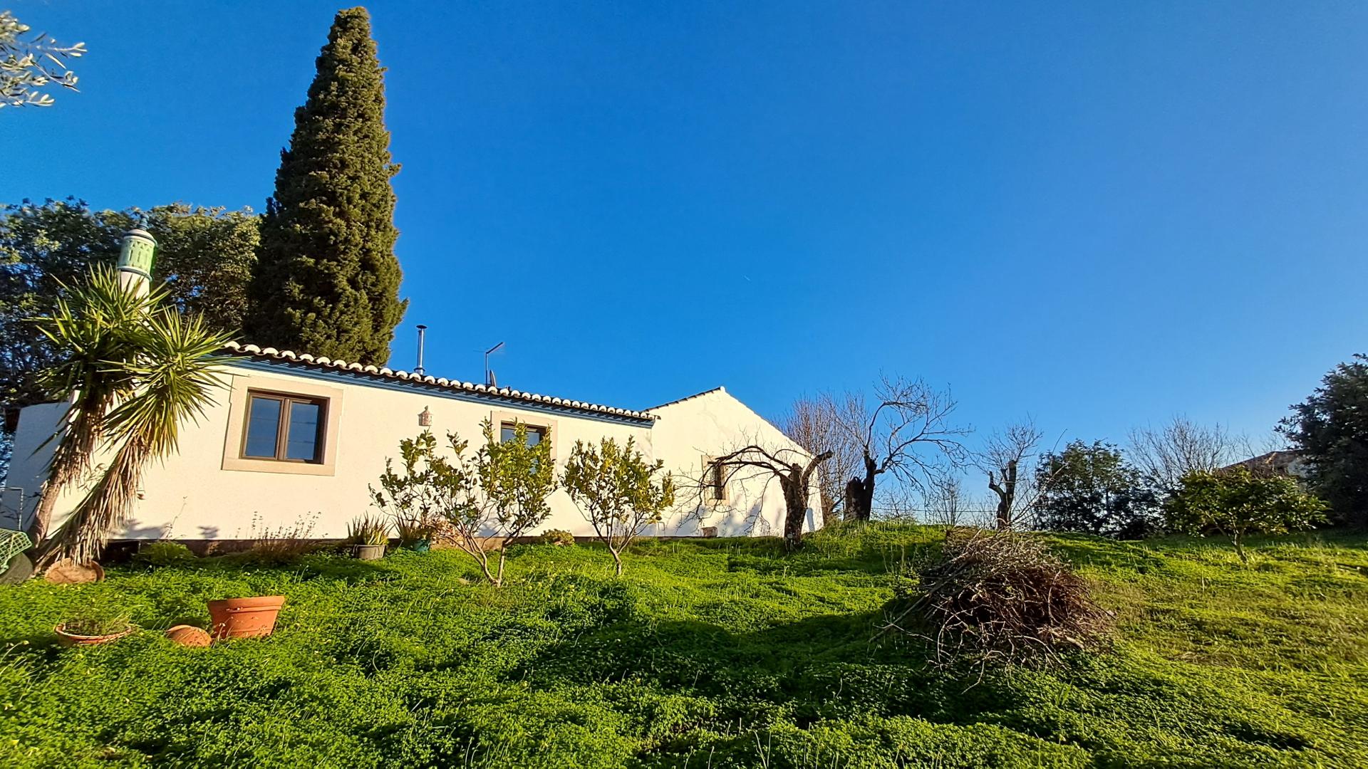 Moradia Renovada no Campo com Vistas Desafogadas - Terreno Urbano com Potencial de Expansão

