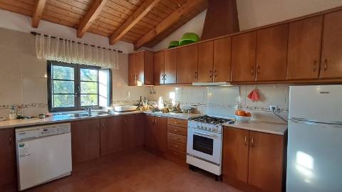 Moradia Renovada no Campo com Vistas Desafogadas - Terreno Urbano com Potencial de Expansão
