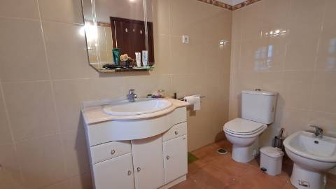 Moradia Renovada no Campo com Vistas Desafogadas - Terreno Urbano com Potencial de Expansão
